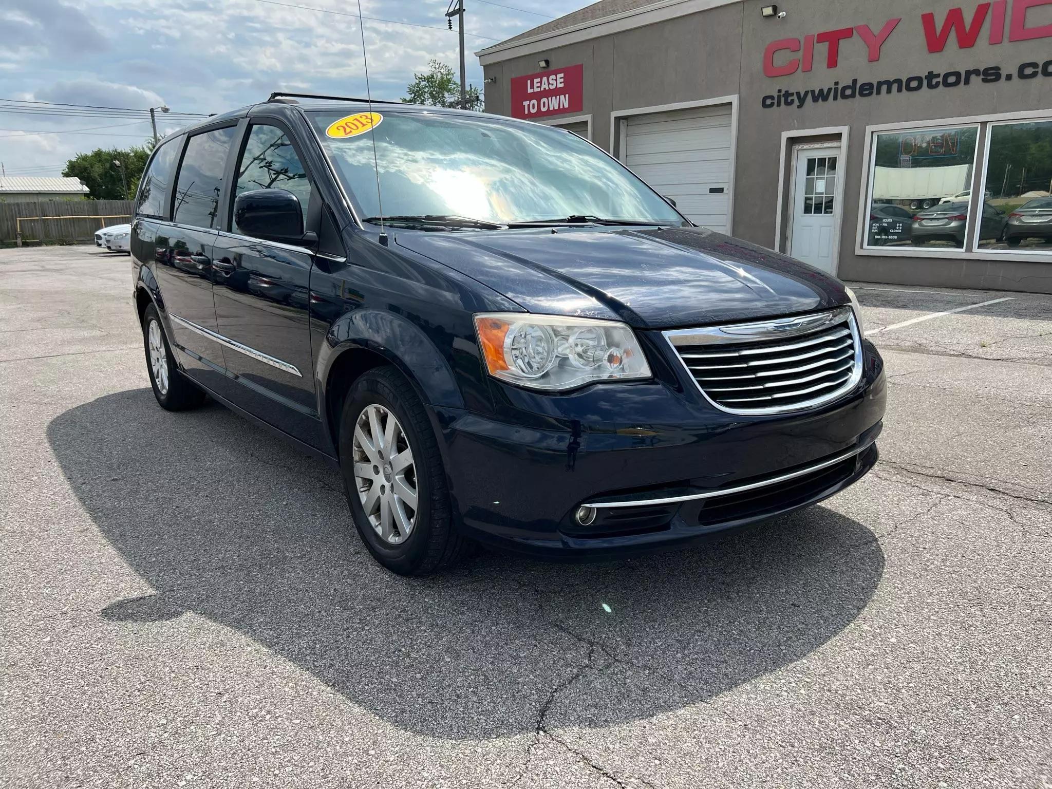 Chrysler Town and Country 2013 Blue