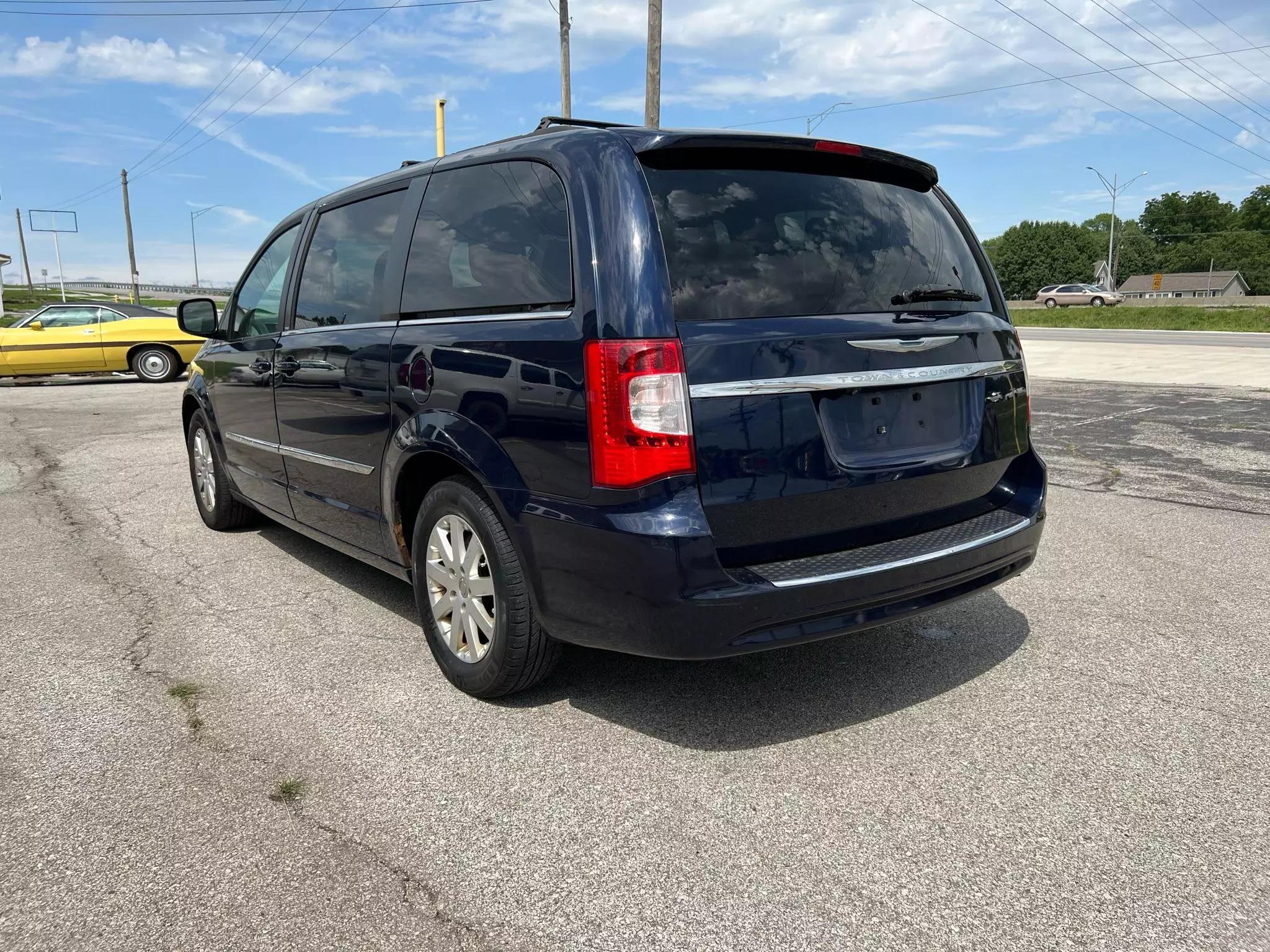 Chrysler Town and Country 2013 Blue
